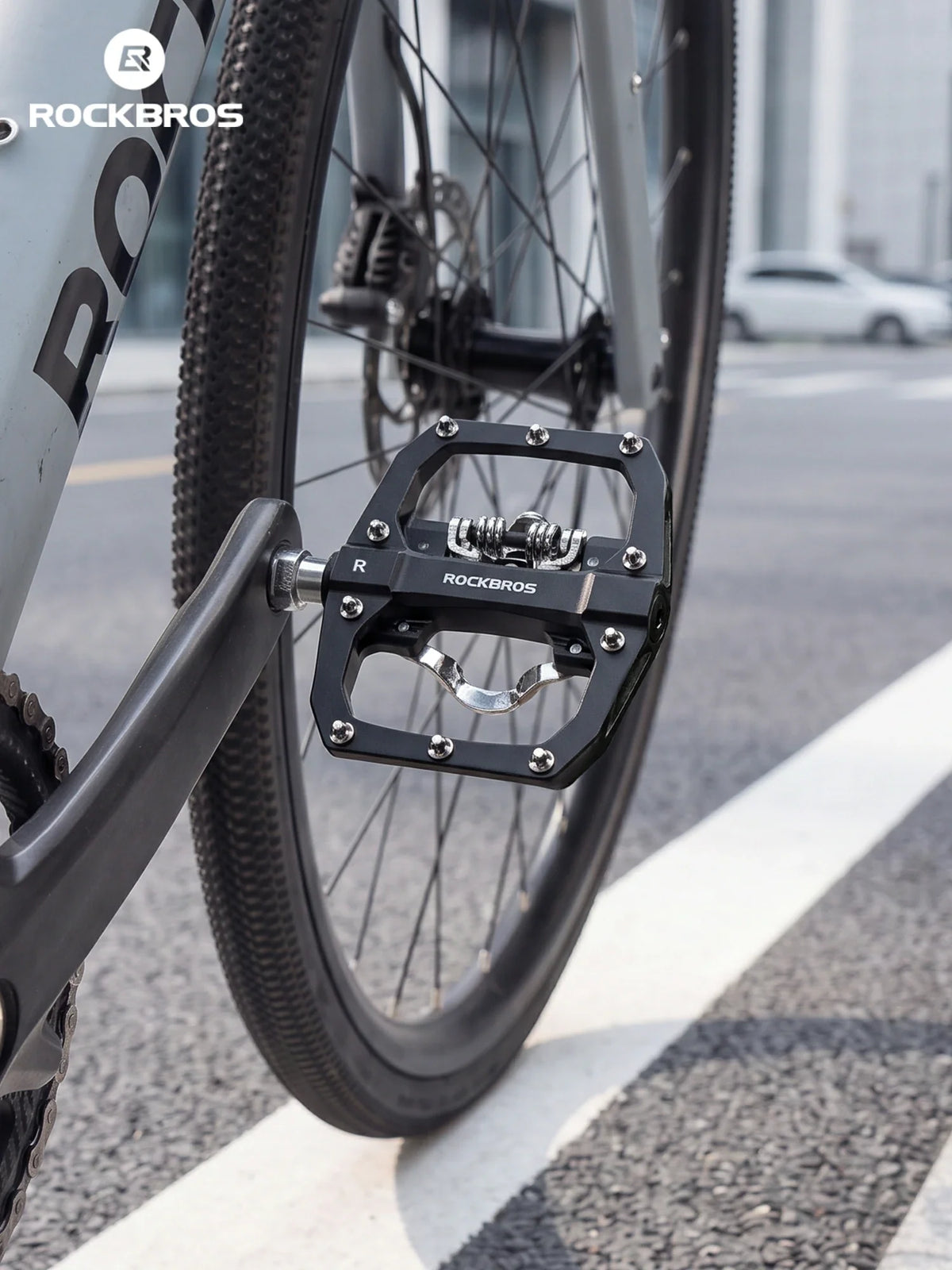 SPD cleat-compatible mechanism on the bicycle pedal