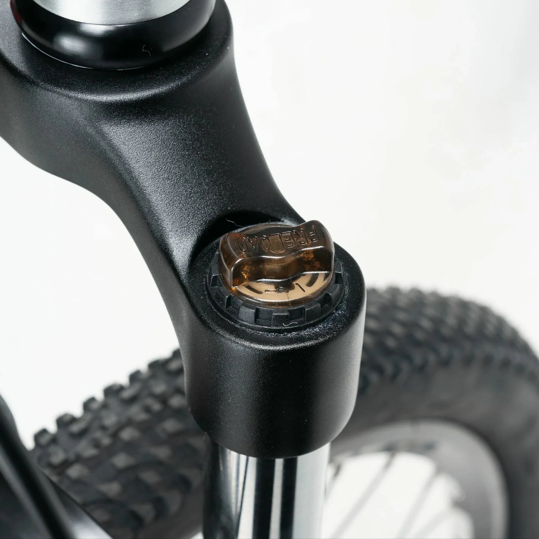 Front suspension bike fork compatible with disc brakes