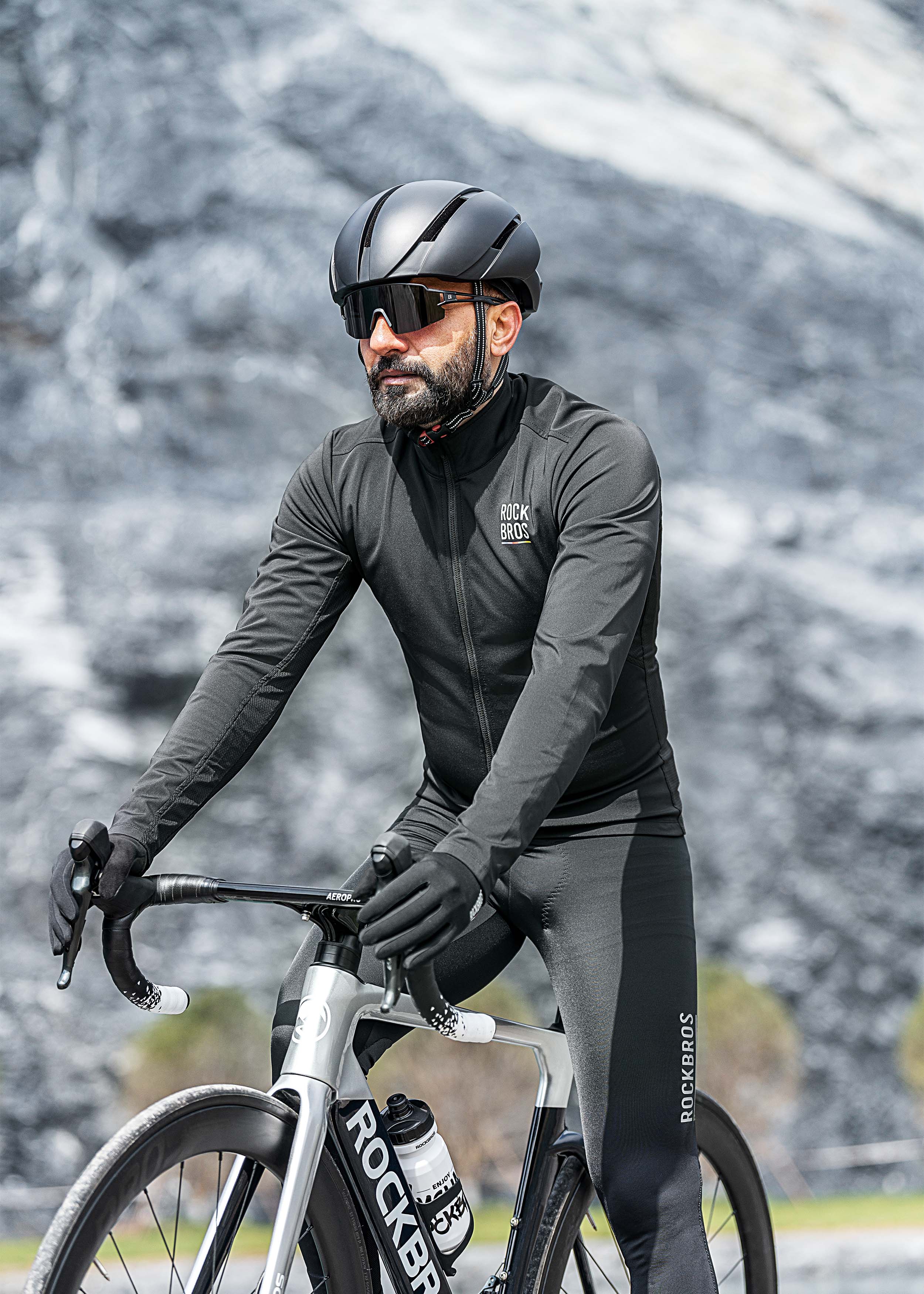 ROAD TO SKY Windproof warm jacket Black