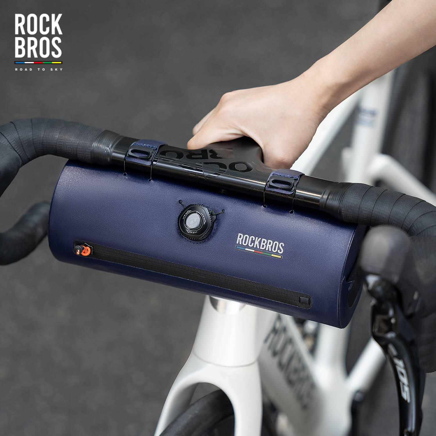 ROCKBROS Road-to-Sky handlebar bag AS-143, 100% waterproof design ideal for cycling in all weather conditions.