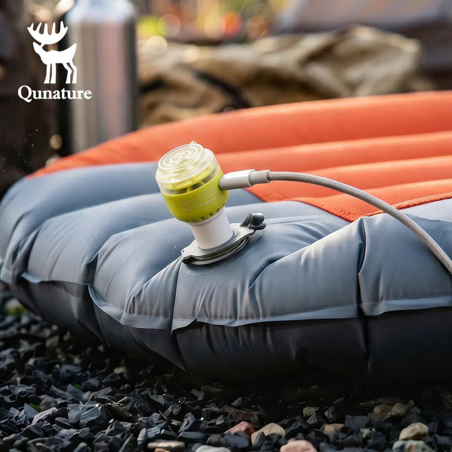 Inflatable camping mattress with air pump and Qunature logo.